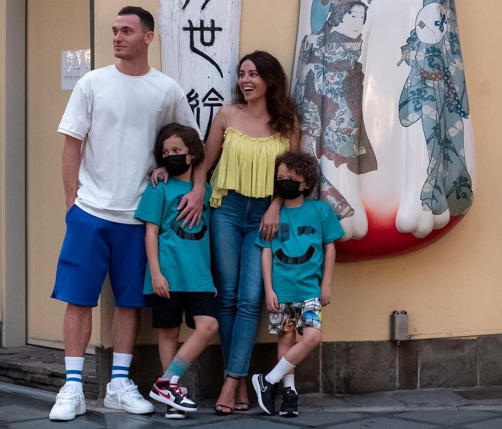 polly parsons image with family