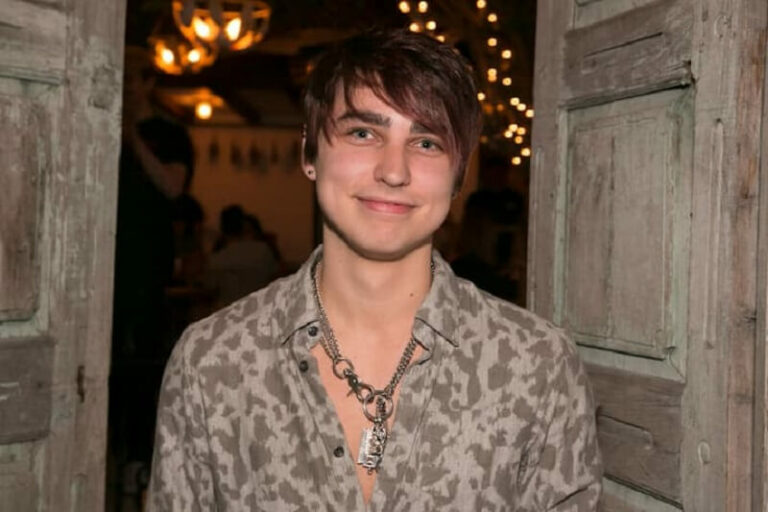 Colby Brock YouTuber Biography, Age, Height, Child, Net Worth(01)
