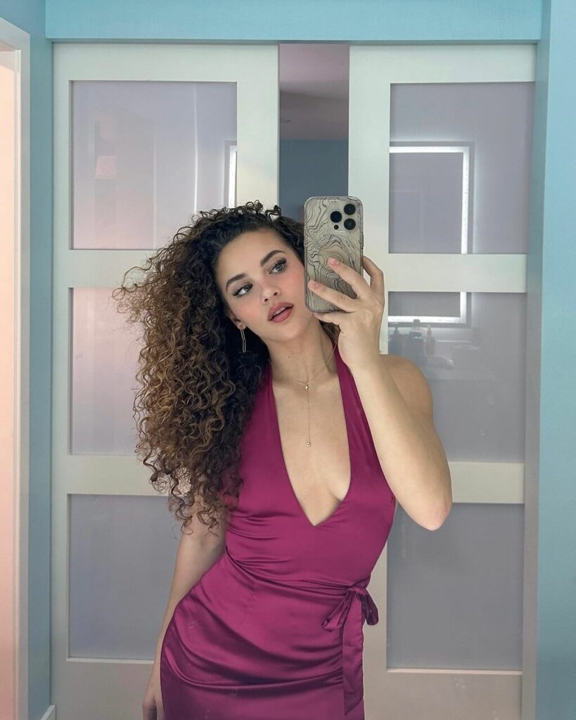 Sofie Dossi-
