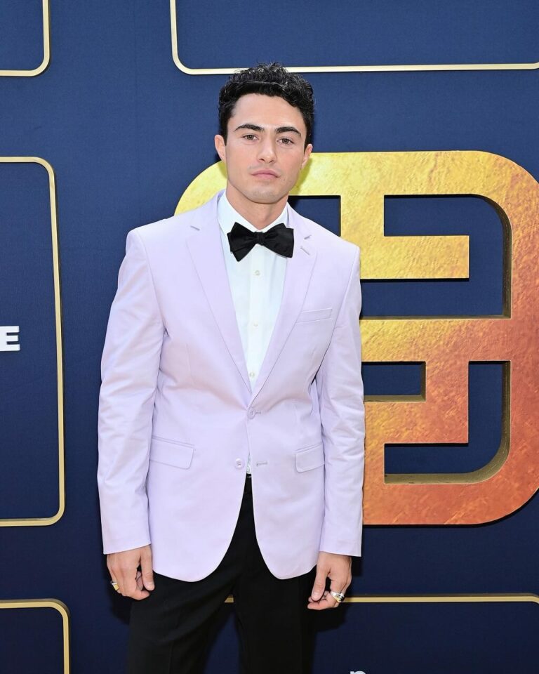 Darren Barnet Biography, Age, Height, Girlfriend, Net Worth