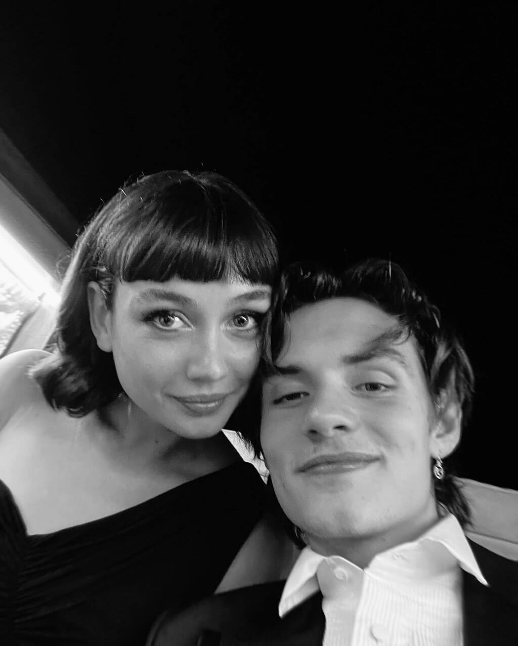Louis Partridge Bio, Age, Height, Girlfriend, Net Worth