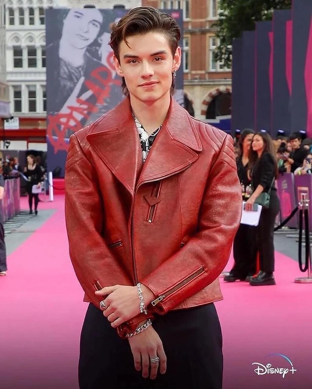 Louis Partridge Bio, Age, Height, Girlfriend, Net Worth