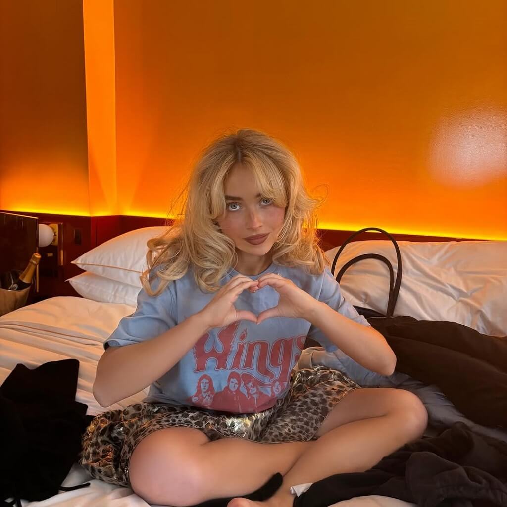 Sabrina Carpenter cool and love symbol