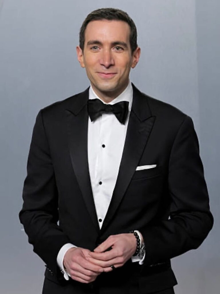 Andrew Ross Sorkin pose