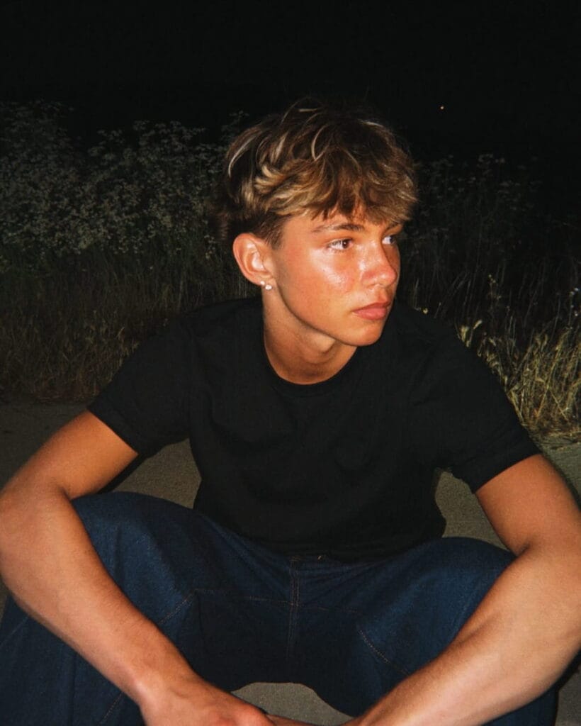 Brooks Harvey pose
