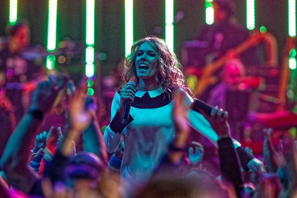 Élodie Fontan at singing show
